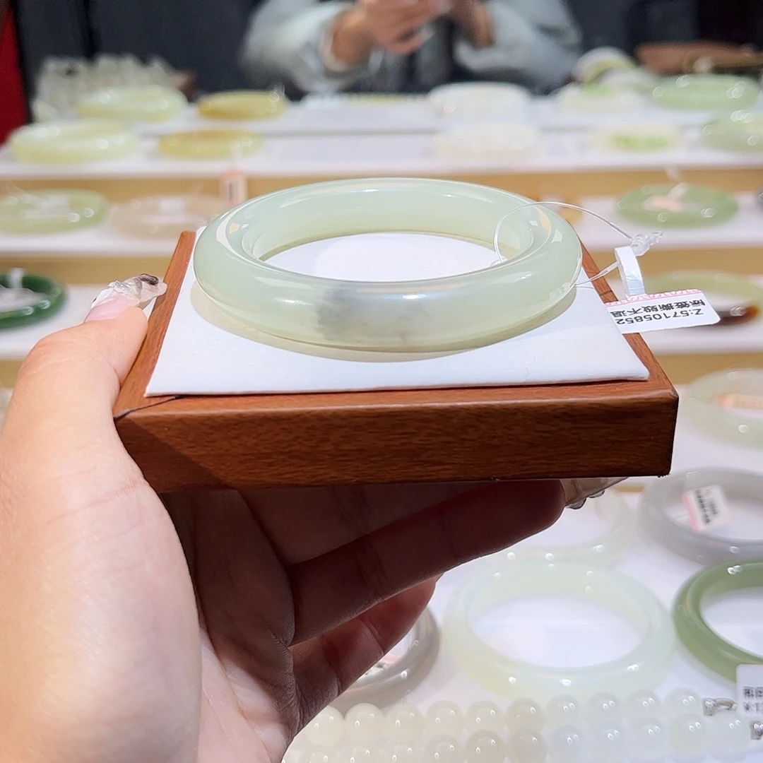 和田玉未镶嵌手镯绿瓶带青花