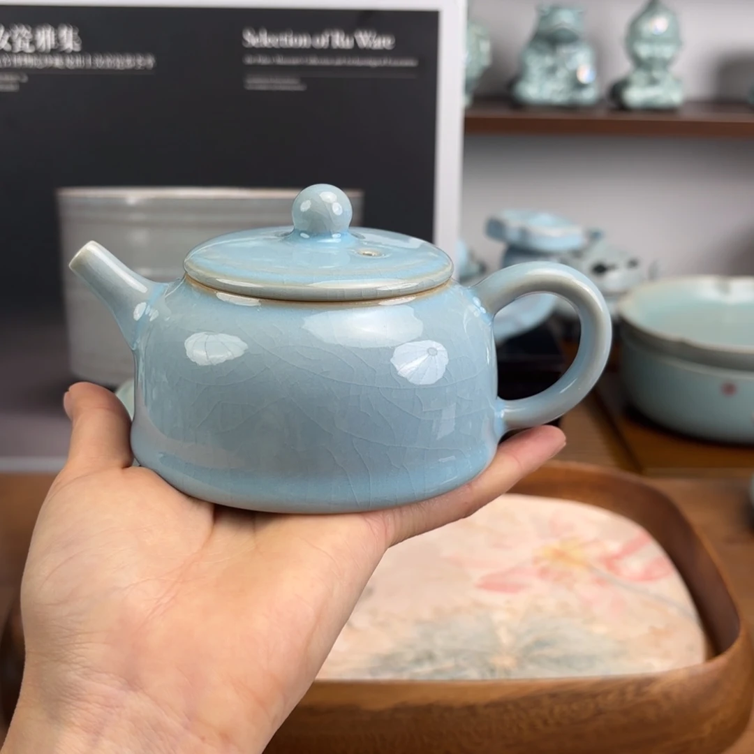 天青釉半月壶二级品（倒钉）