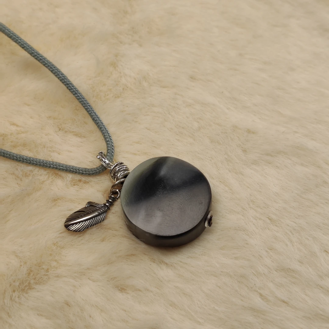 和田玉烟紫牌子吊坠