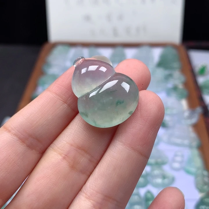 颈饰未镶嵌翡翠冰种飘花大葫芦