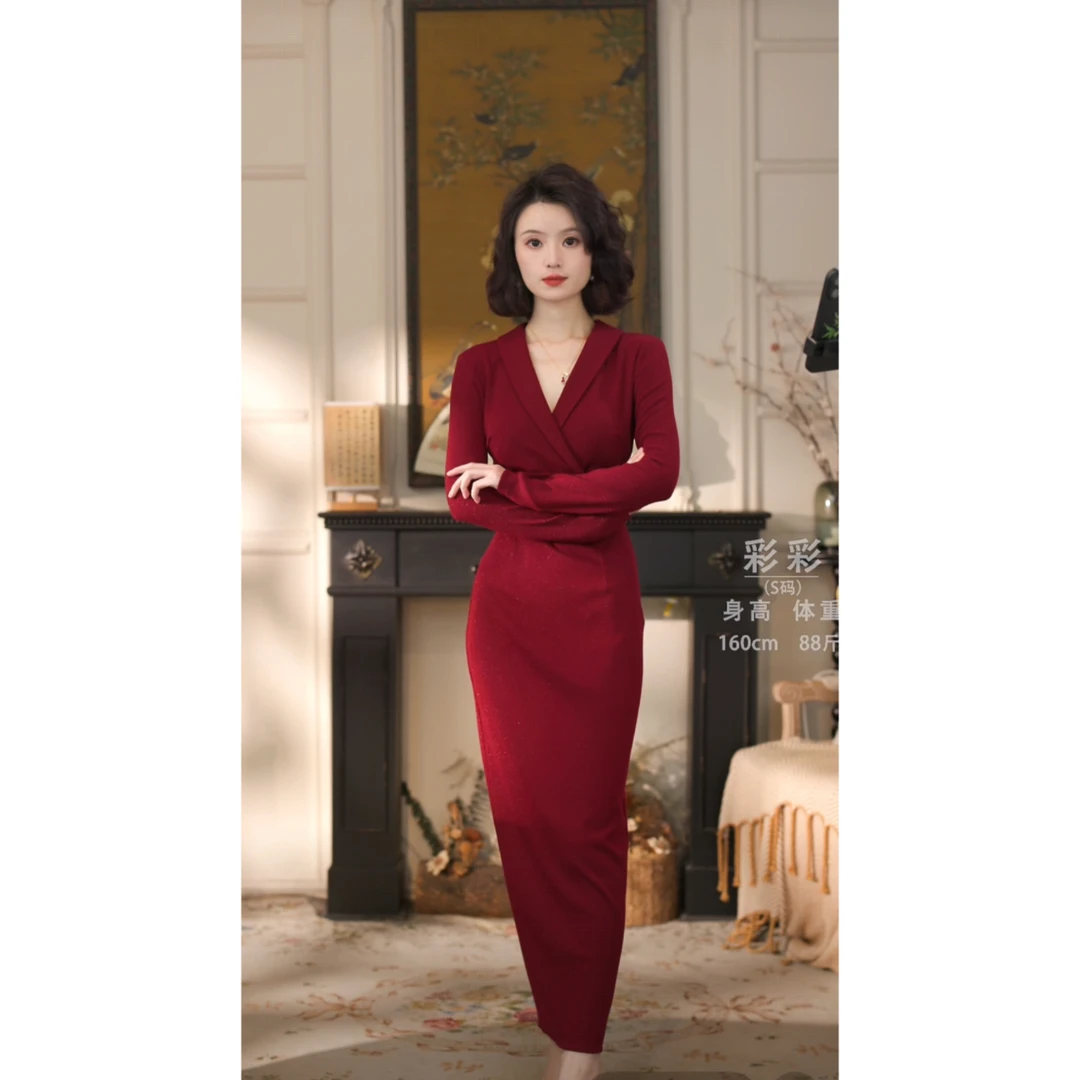 彩彩家【晴空万里】冬季港风修身复古遮肉V领长袖红色女装连衣裙