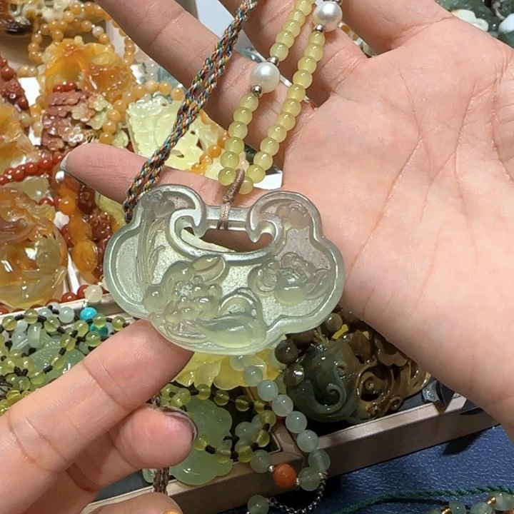 未镶嵌蛇纹石玉吊坠