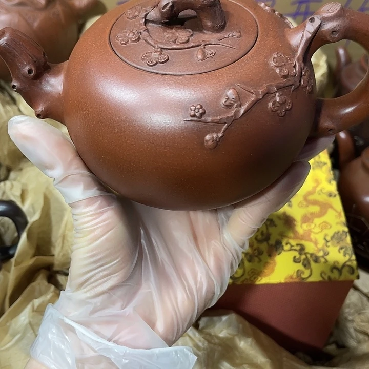 紫砂茶壶原矿泥料手工制作的一把紫砂壶。