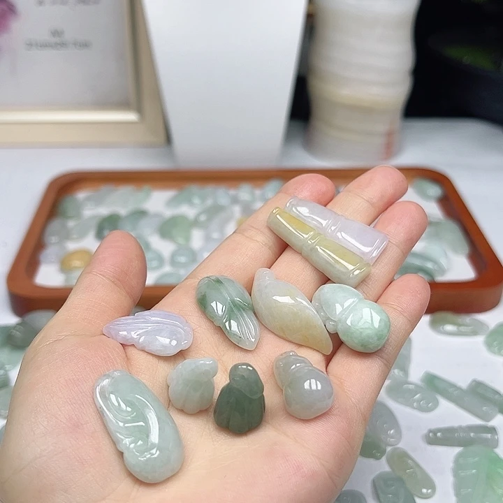 翡翠未镶嵌颈饰组合装翡翠吊坠 1