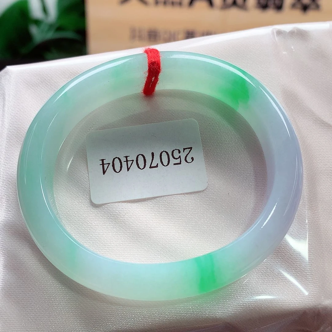 未镶嵌手镯（贵妃镯）翡翠54贵妃，春彩，辣绿！