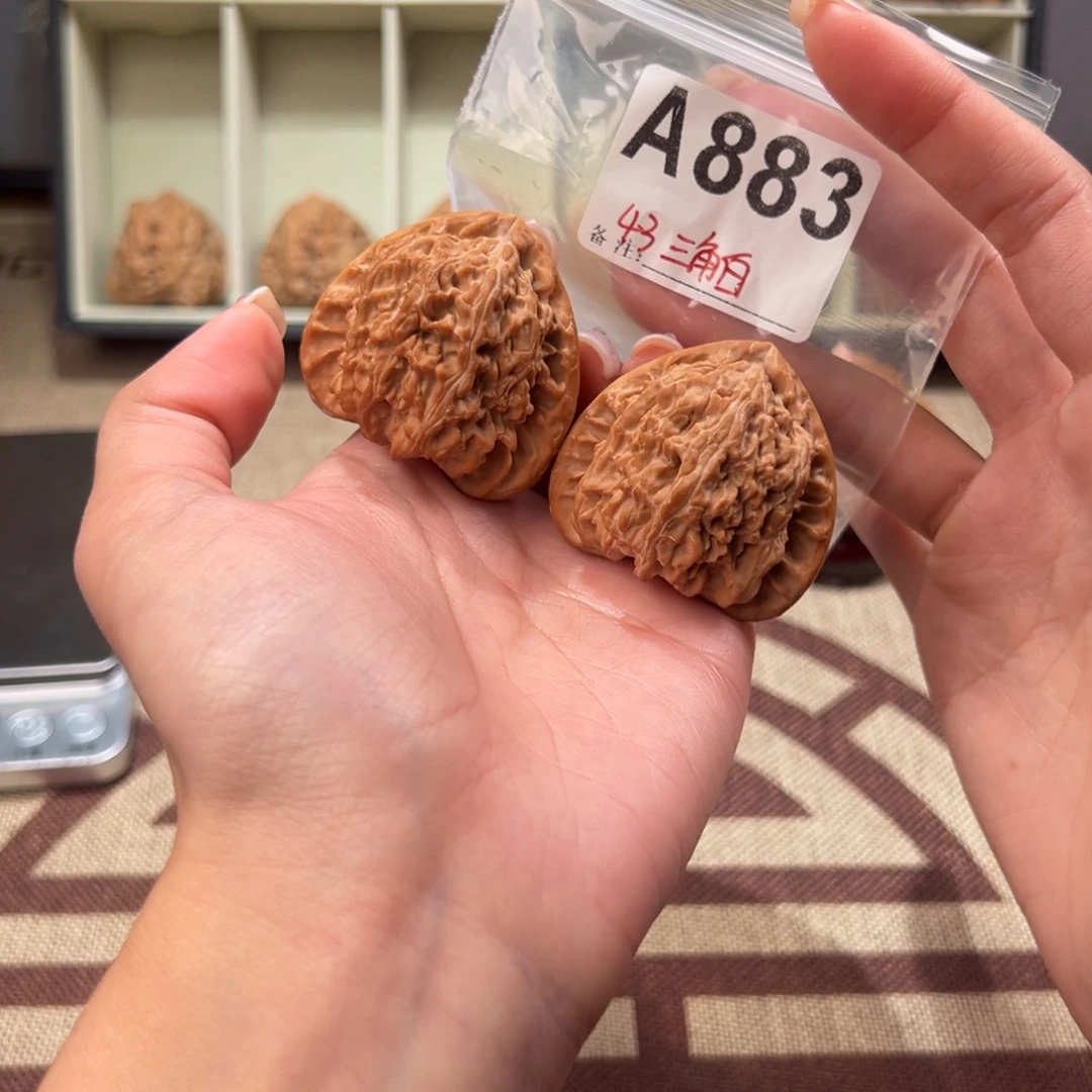 43三角白文玩核桃