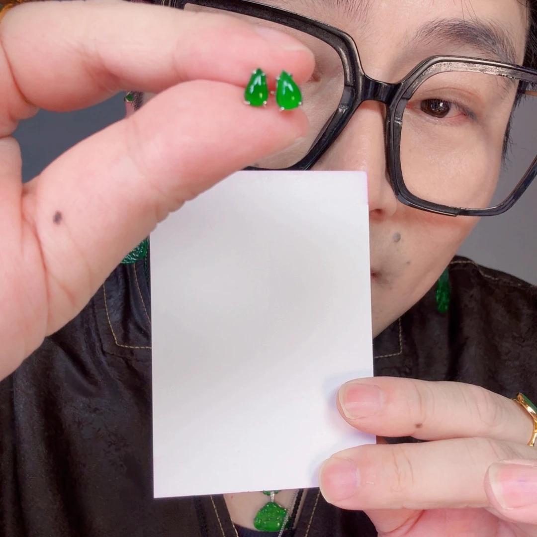 翡翠未镶嵌颈饰一对