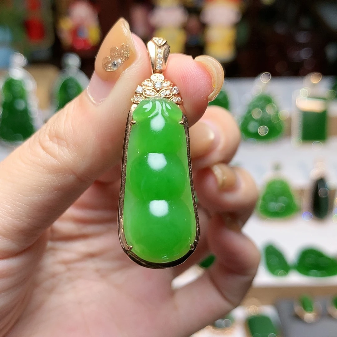 颈饰18K金镶嵌和田玉（碧玉）