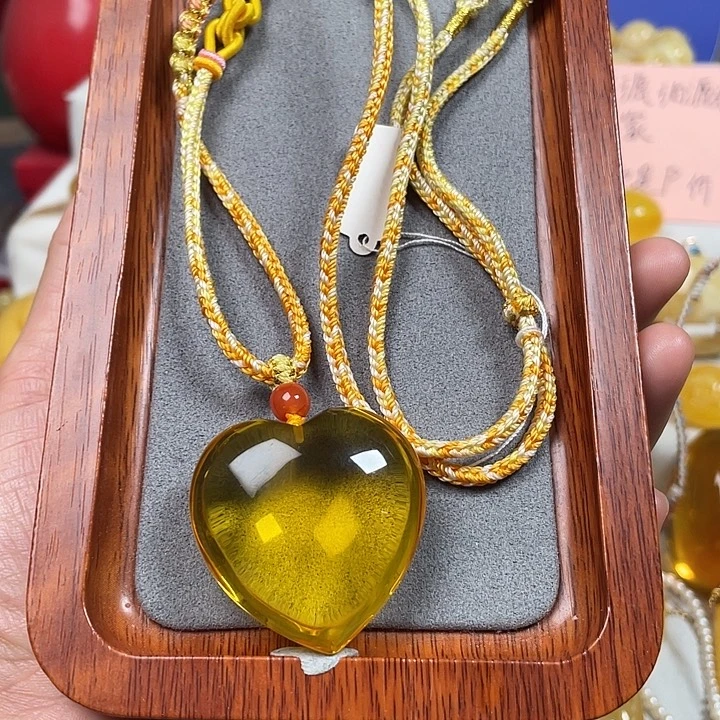 琥珀未镶嵌颈饰爱心挂坠