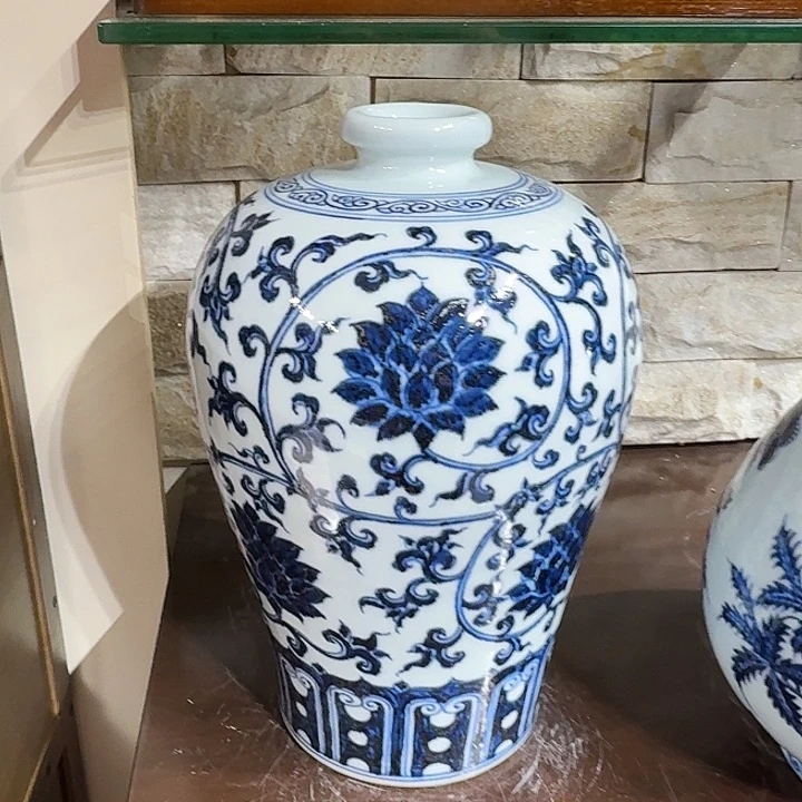 摆件宇泽堂缠枝莲梅瓶