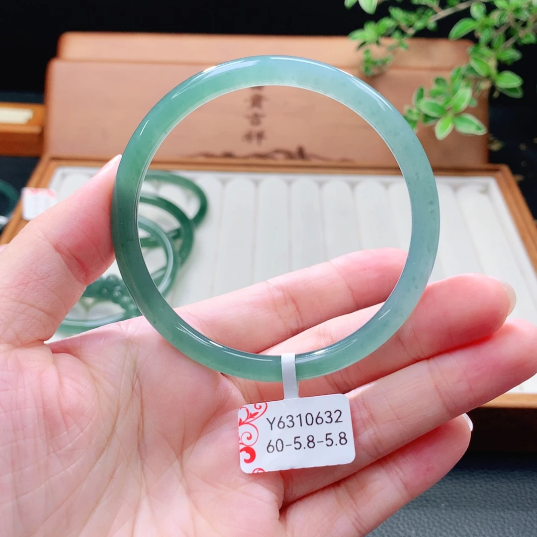 翡翠未镶嵌手镯（圆镯）
