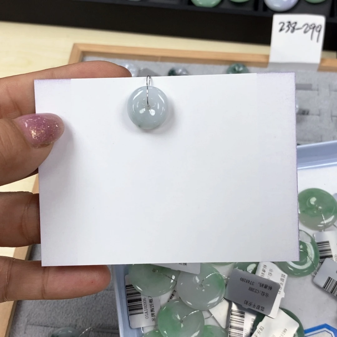 翡翠颈饰未镶嵌平安扣