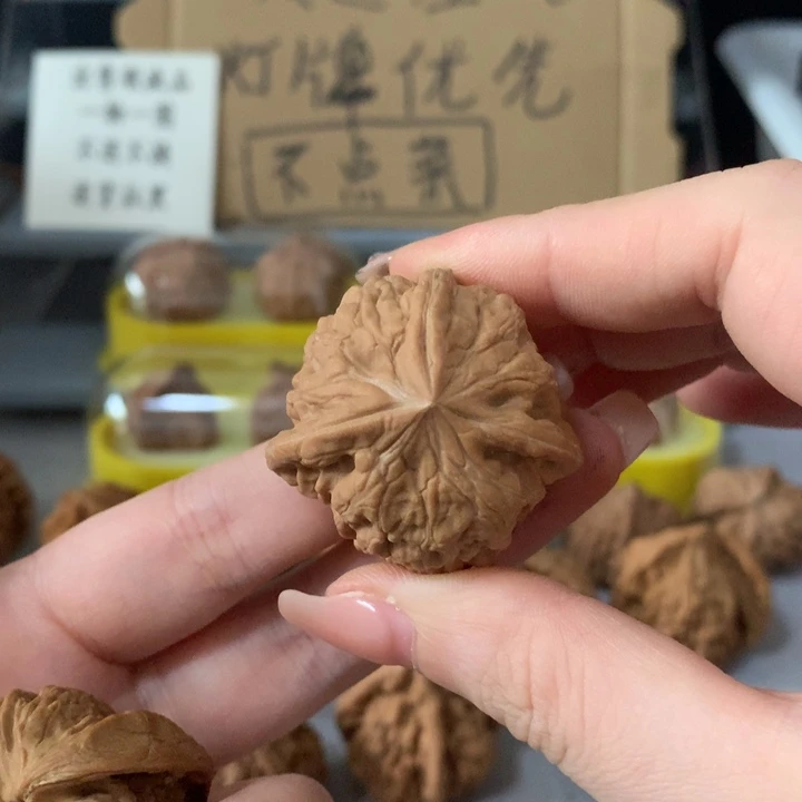 放***铁吊坠文玩核桃异形单只，有瑕疵