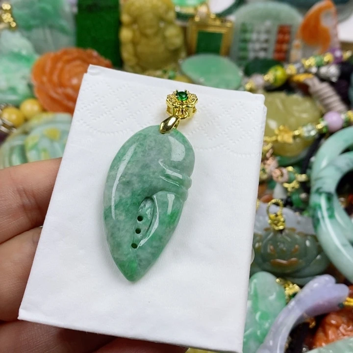 翡翠吊坠(赠链)未镶嵌