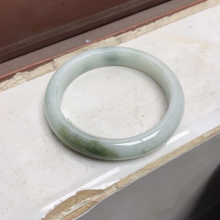 翡翠手镯未镶嵌翡翠手镯