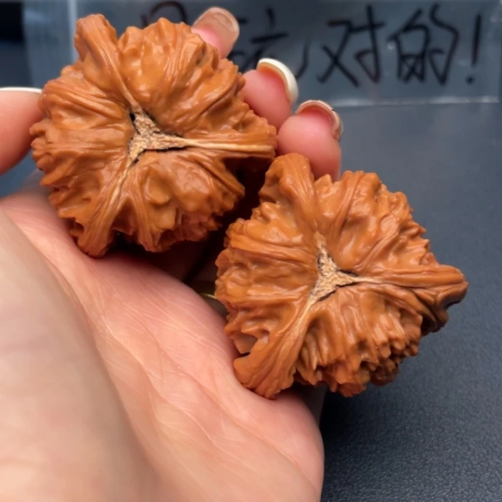 天***伟文玩核桃吊坠白狮子