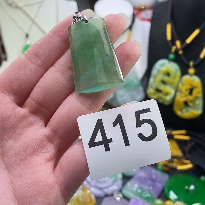 翡翠未镶嵌吊坠(赠链)