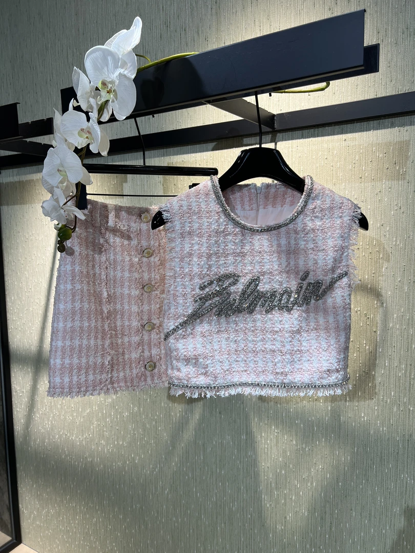 【大大钱】巴小曼 25SS新款经典粘钻字母刺绣短款背心粗花呢套装