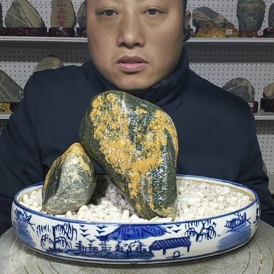 金鸡。天然原石天然