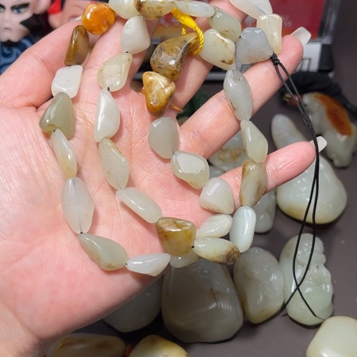 就***.和田玉未镶嵌颈饰