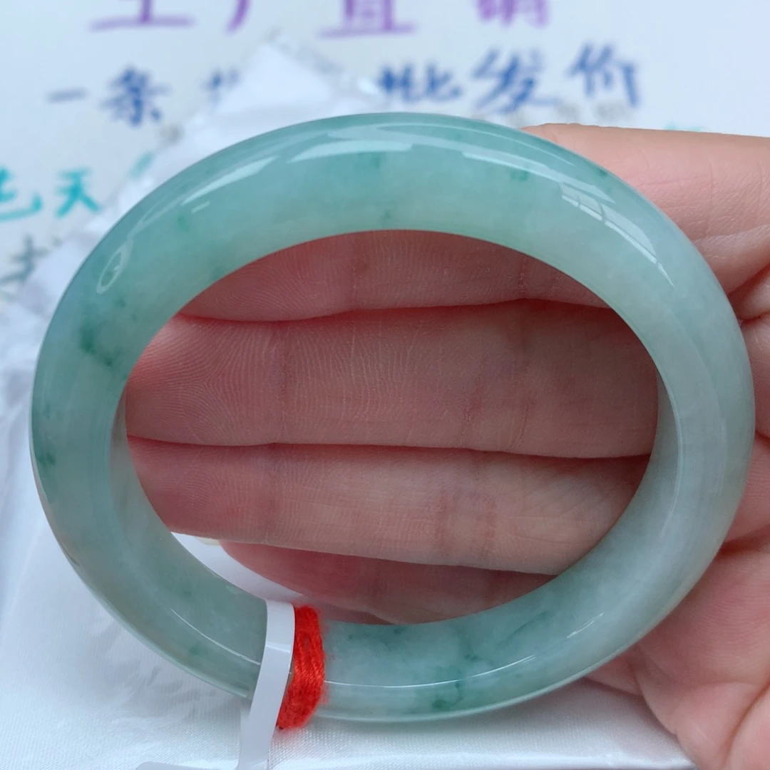 翡翠手镯未镶嵌55.5圈 绿底飘小绿花