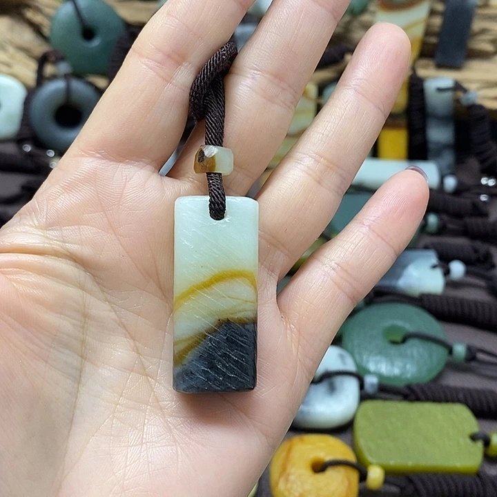 蛇纹石玉未镶嵌颈饰