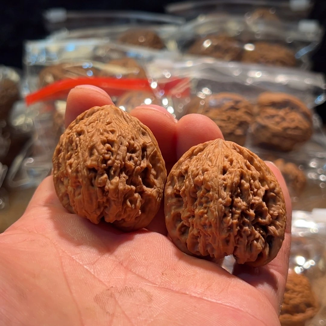 文玩核桃把件罗*豪南疆38浮黄