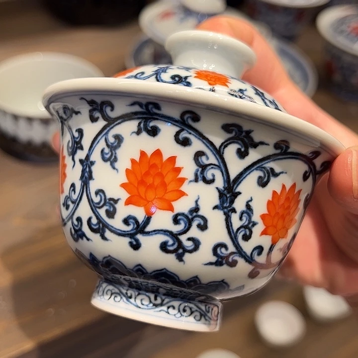 景土造物青花矾红盖碗