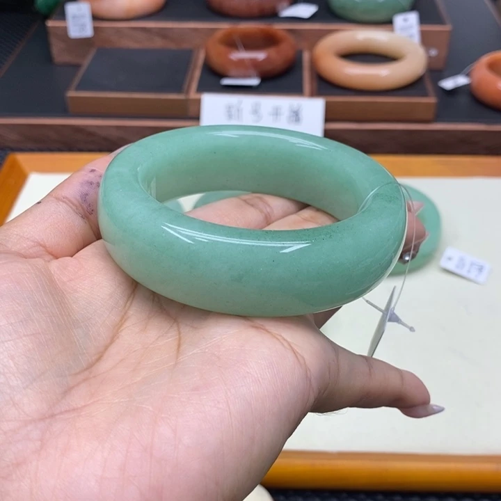 如***真石英质玉未镶嵌手镯