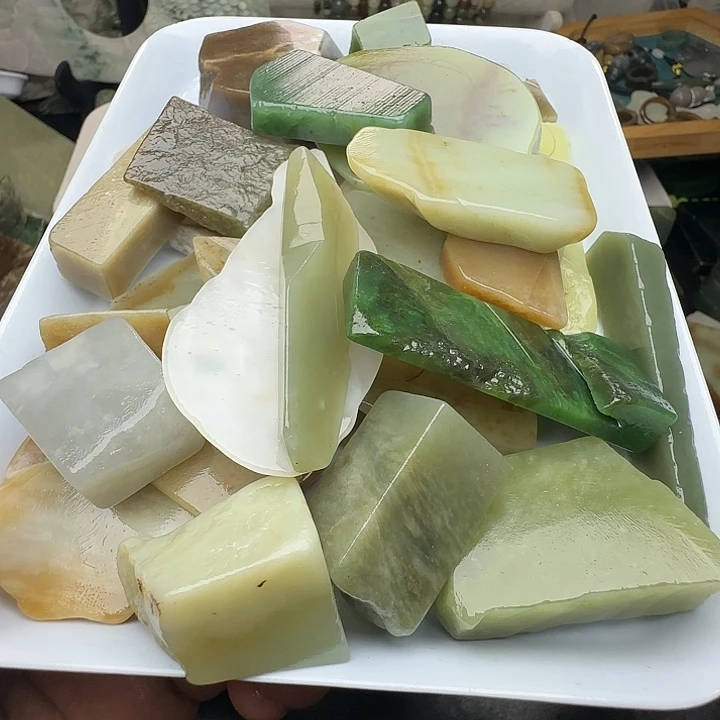 小***志和田玉（糖玉）未镶嵌珠宝半成品