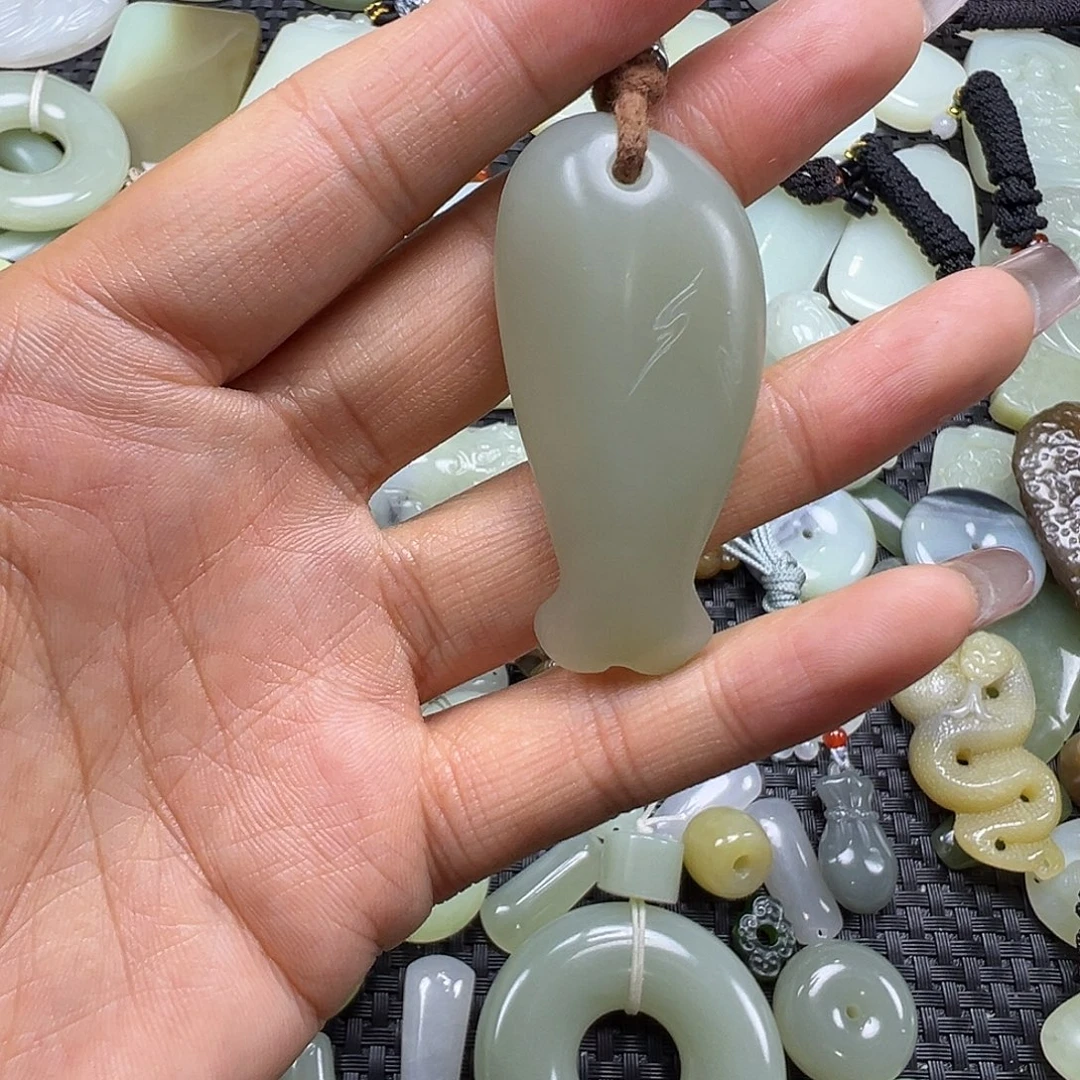 和田玉未镶嵌吊坠(不含链)微瑕漏，不退不换，卡51.8