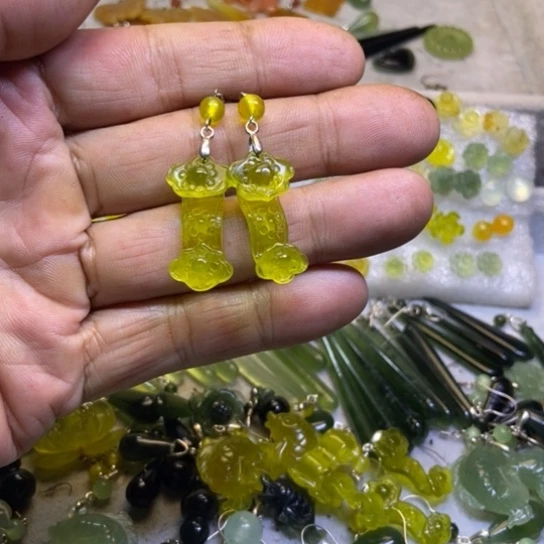 蛇纹石玉未镶嵌耳钉