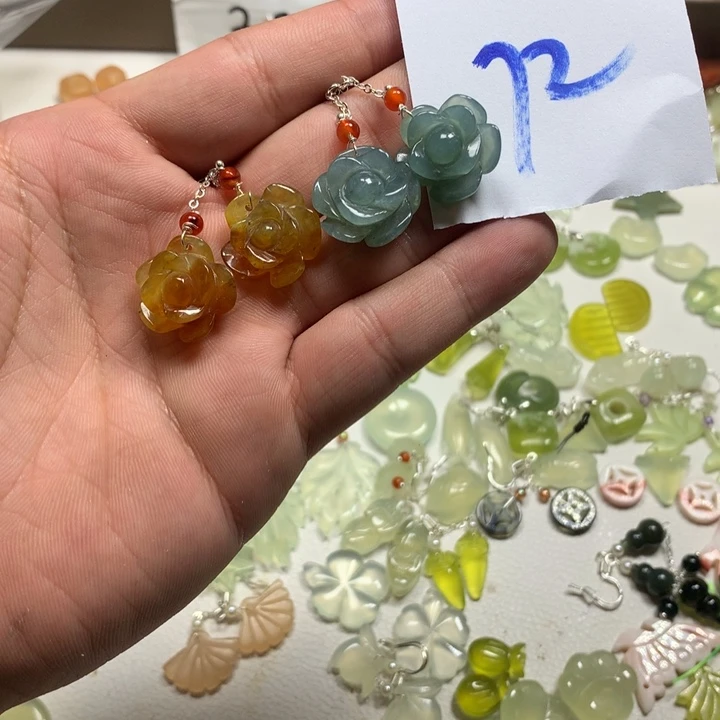 蛇纹石玉合金耳钉花***室