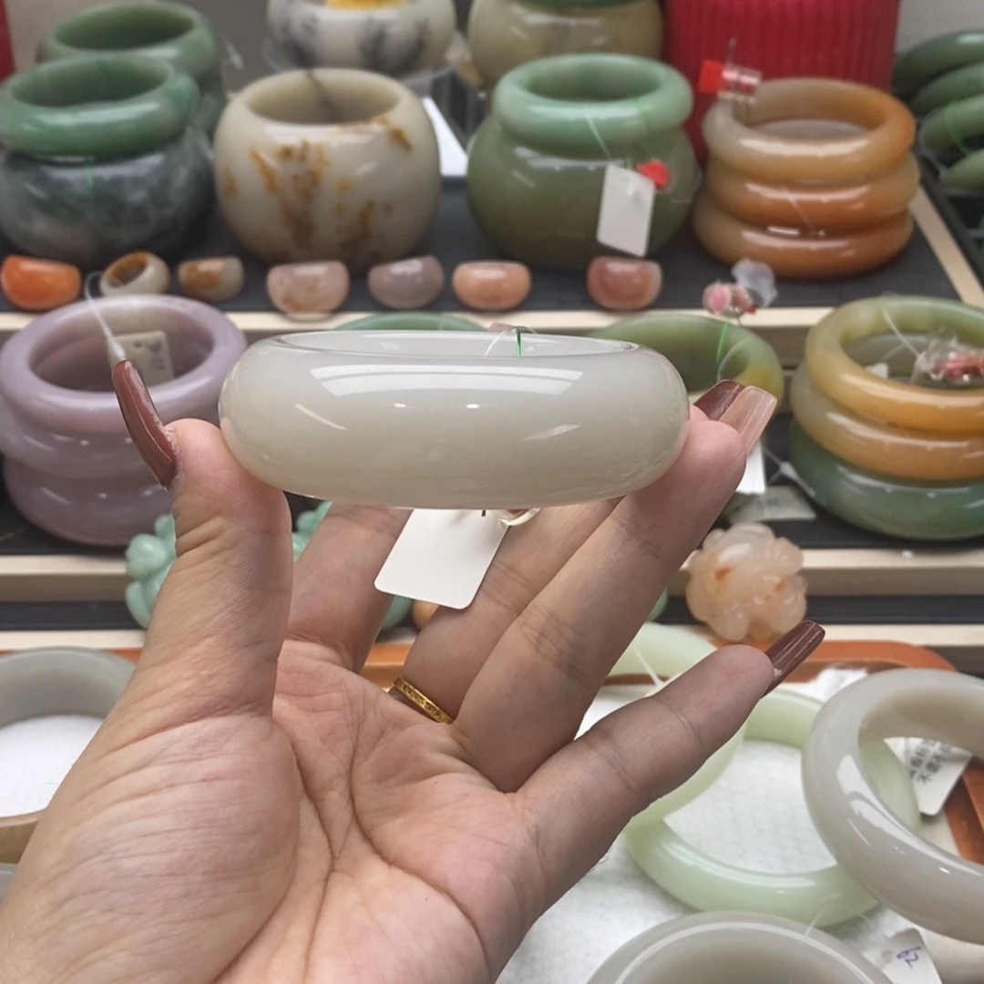 石英岩玉未镶嵌手镯