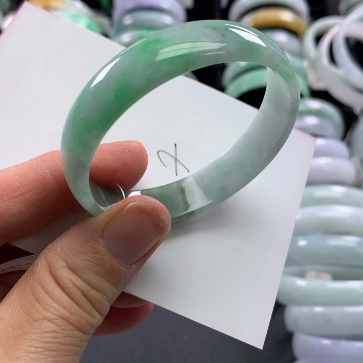 翡翠未镶嵌手镯公主