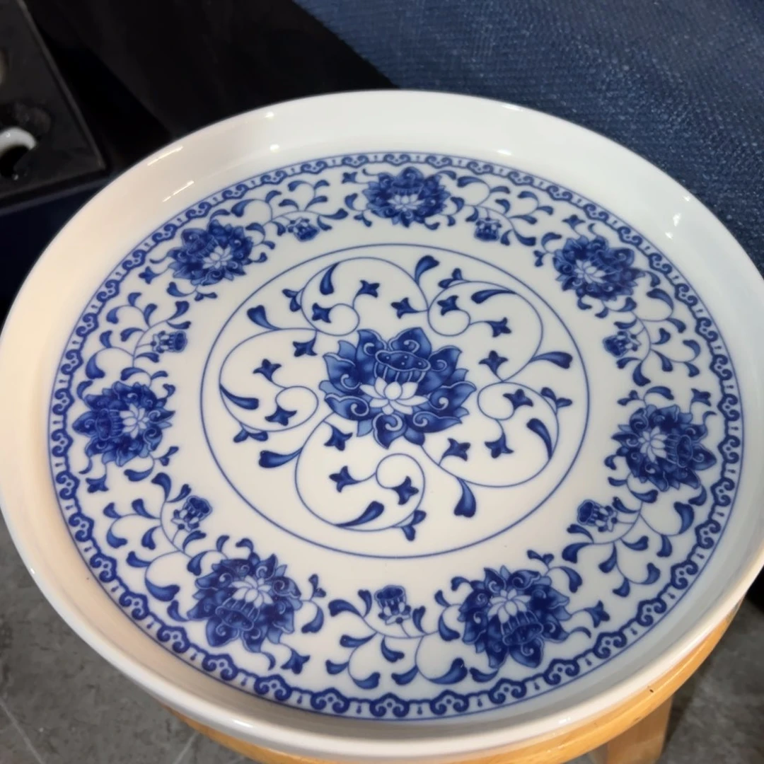 碗青花缠枝莲的茶盘