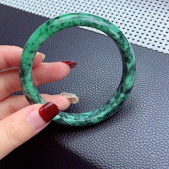翡翠手镯未镶嵌翡翠
