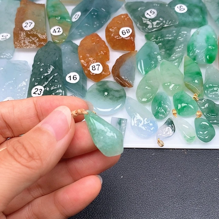 翡翠未镶嵌颈饰随型