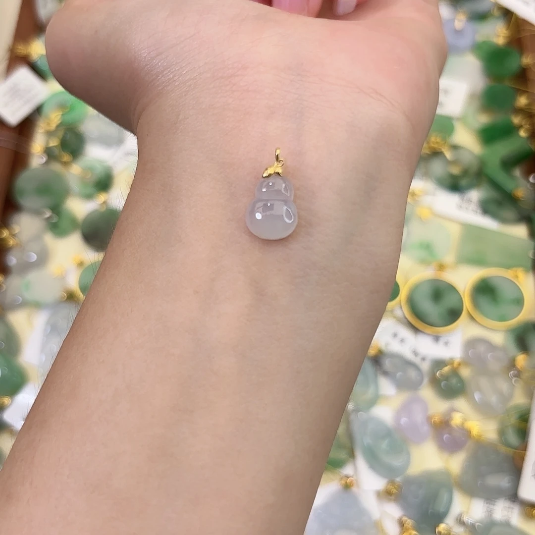 ****颈饰18K金镶嵌翡翠葫芦