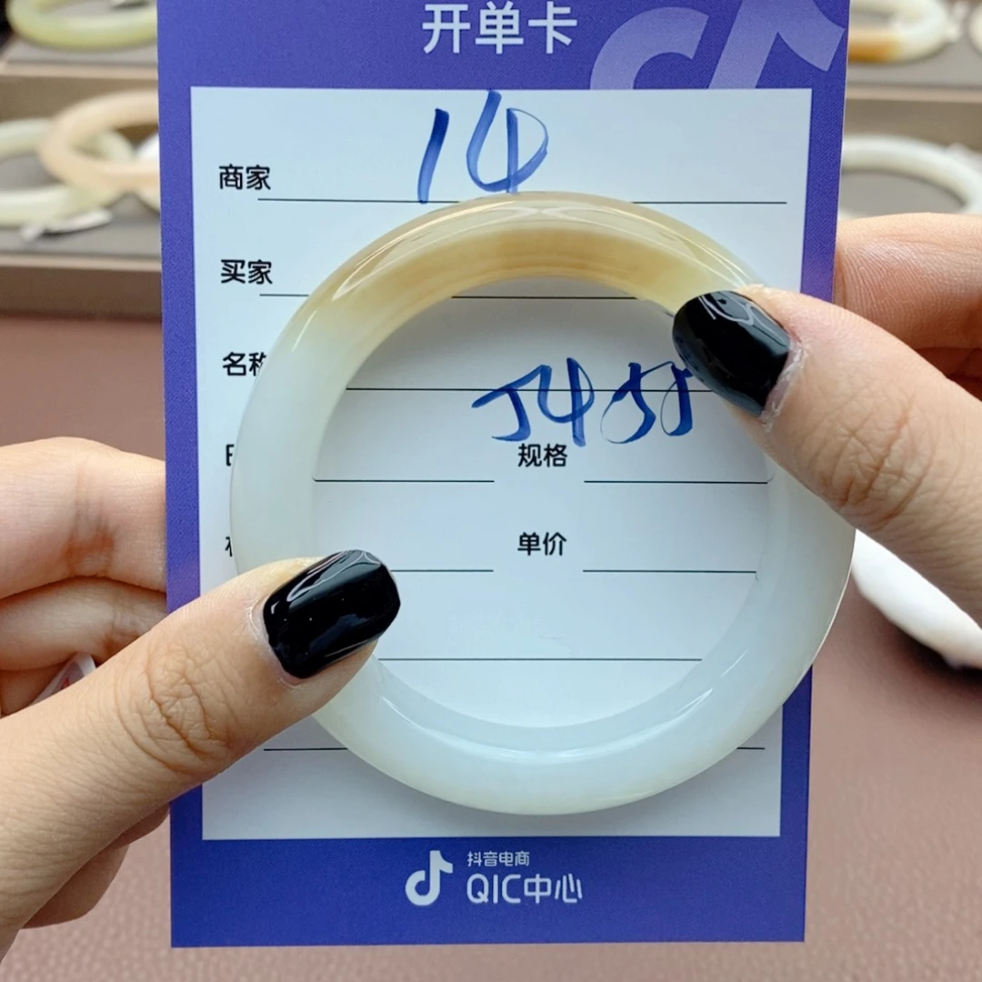 幸***妈和田玉手镯未镶嵌