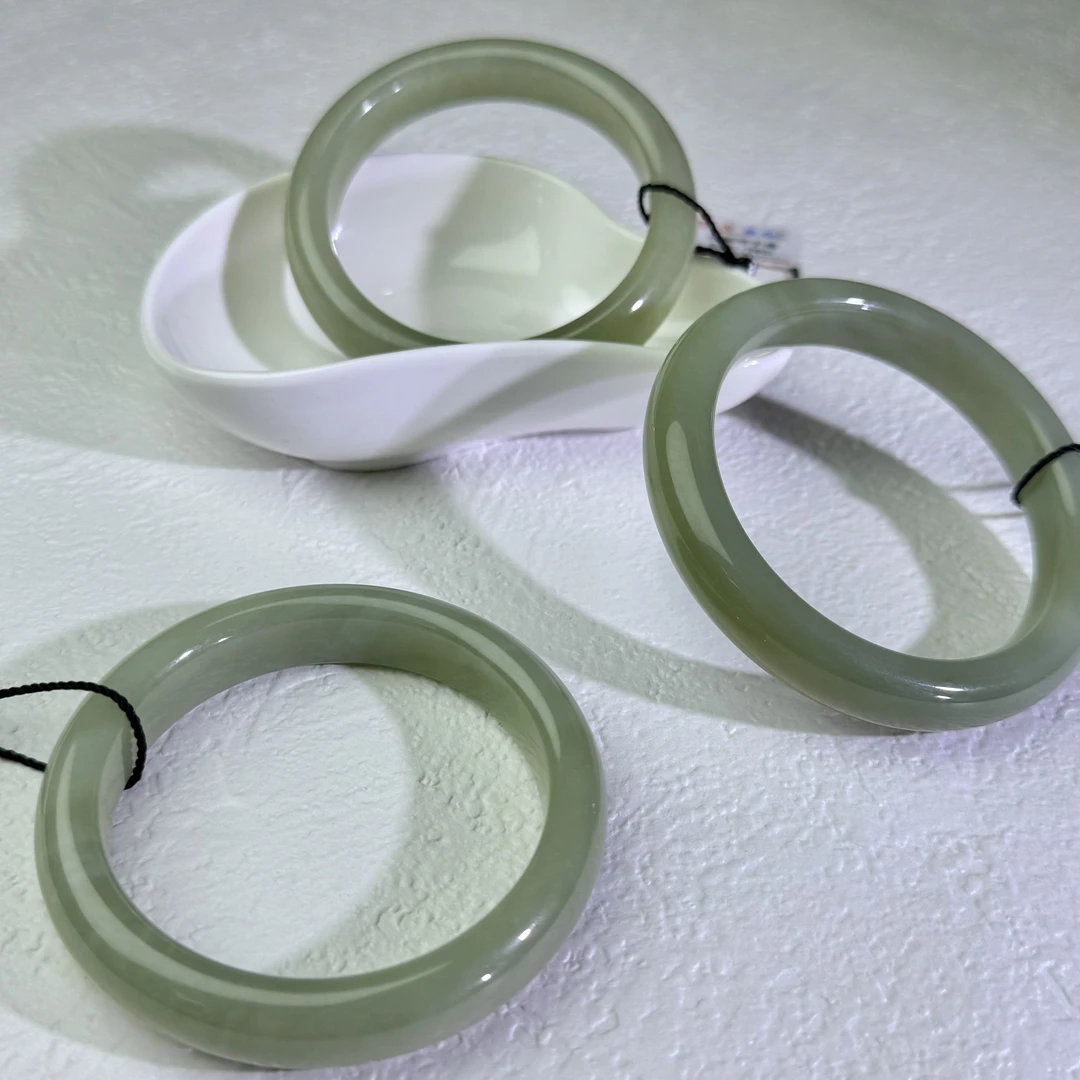 【然然家】万里晴空·天然和田玉浅绿晴手镯【 多样性发其一】