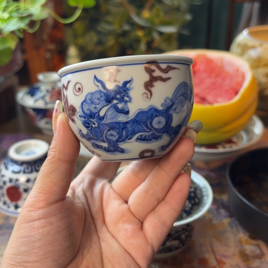 青花釉里红狮子杯杯