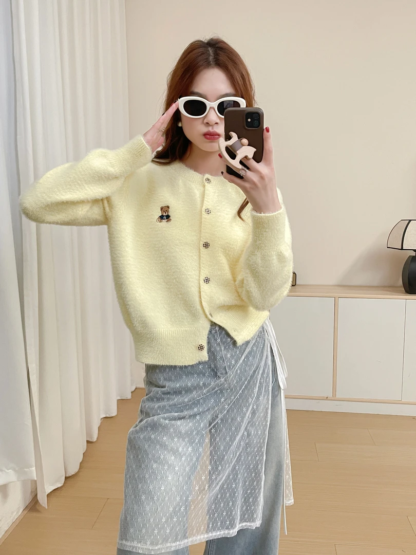 刺绣小熊圆领毛衣外套女秋冬新款甜美少女风针织衫甜美针织开衫