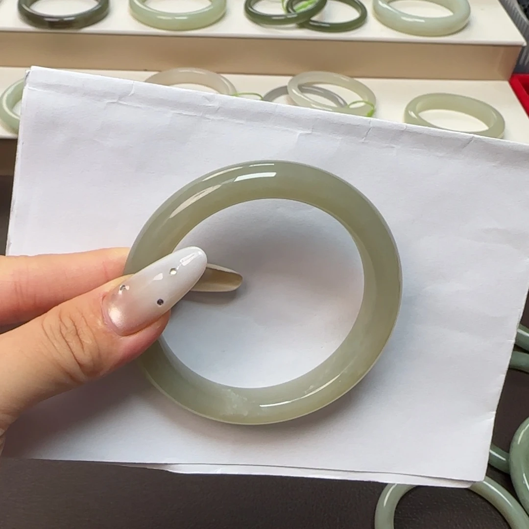 易***光和田玉未镶嵌手镯