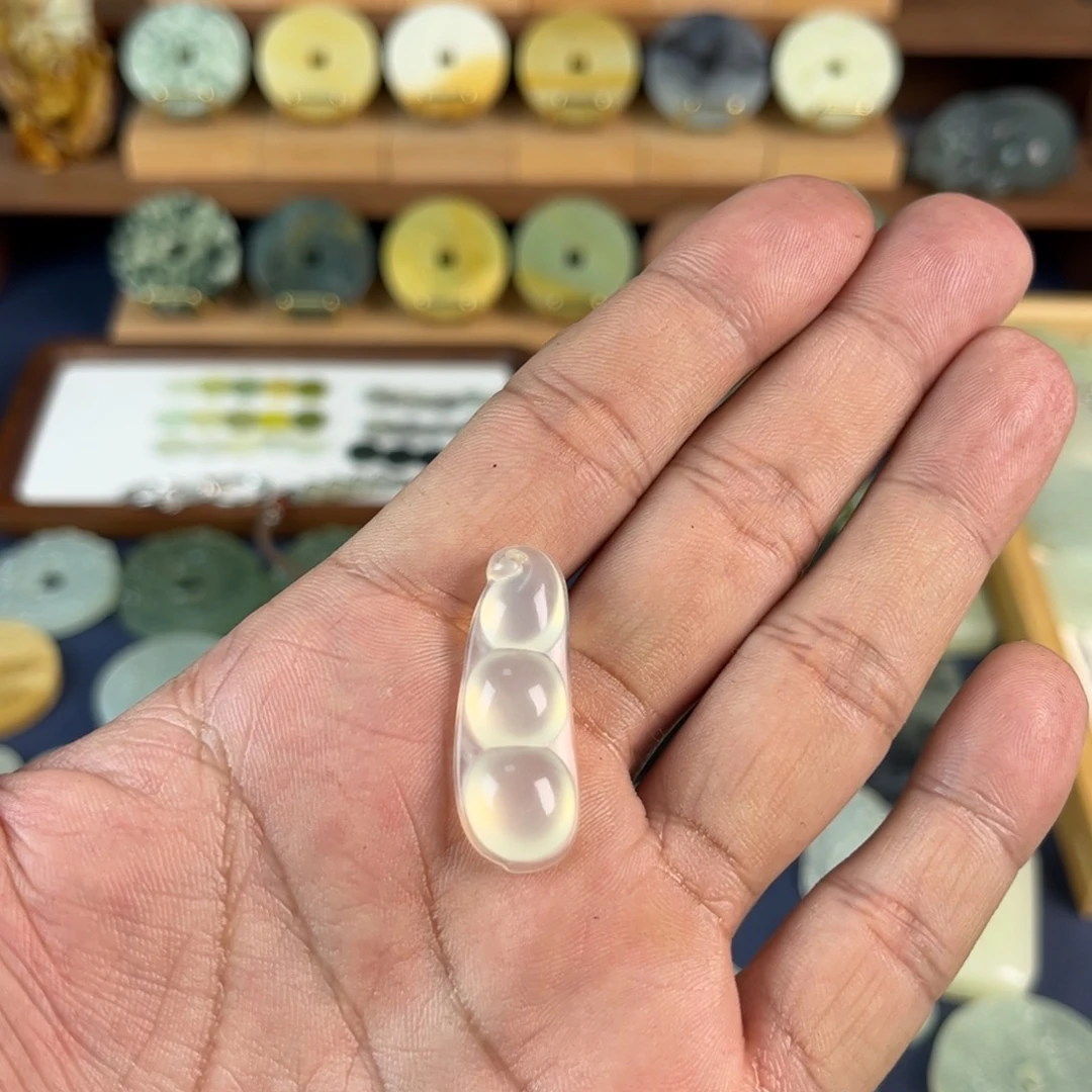 六***月蛇纹石玉未镶嵌颈饰