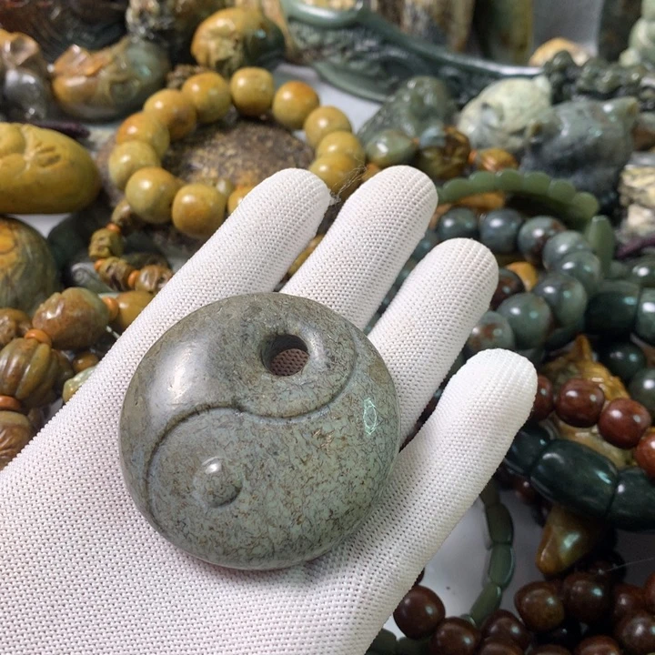 未镶嵌岫岩河磨玉（透闪石质玉）挂件