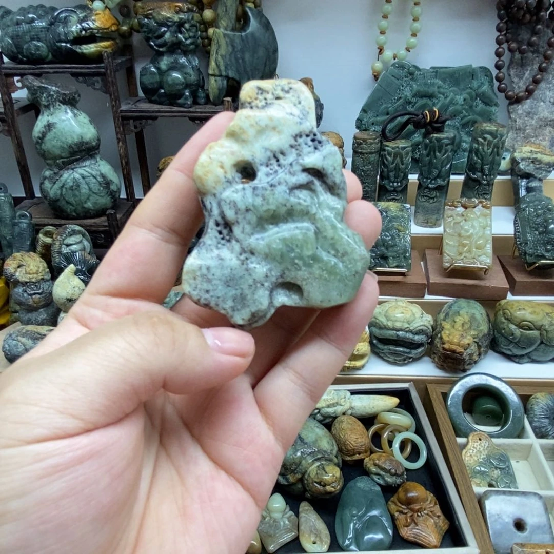 未镶嵌岫岩河磨玉（透闪石质玉）把件