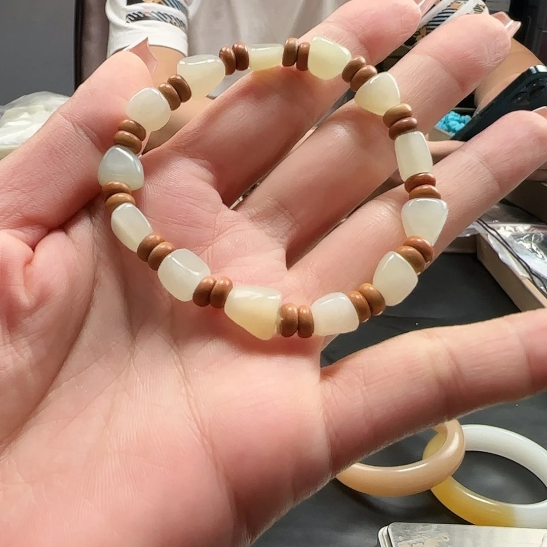 和田玉（糖玉）未镶嵌颈饰