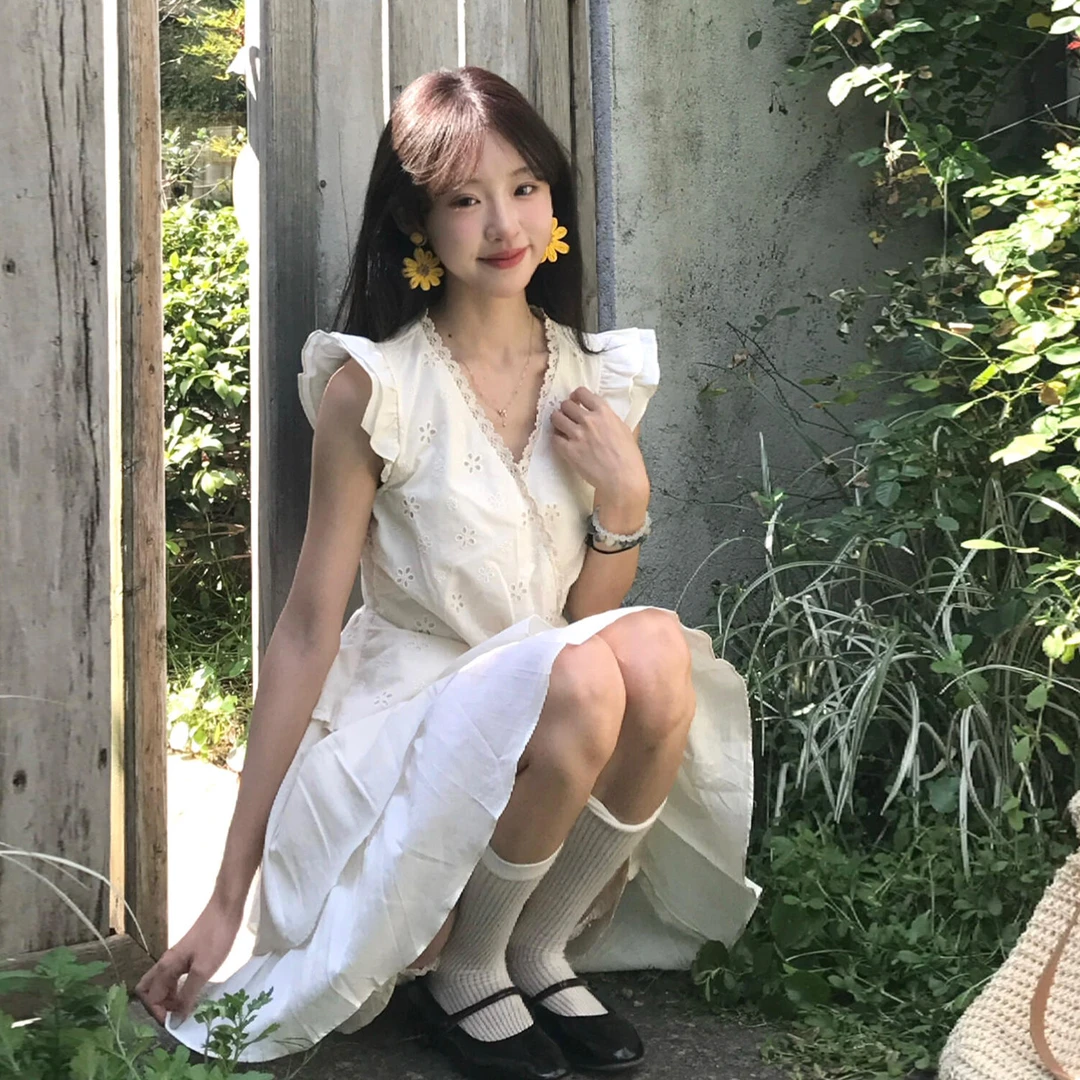 法式蕾丝v领小飞袖连衣裙子夏季2025新款多巴胺夏季衣服掐腰短裙