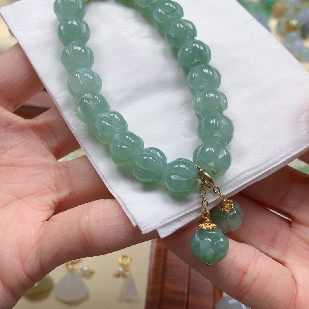 翡翠未镶嵌颈饰是